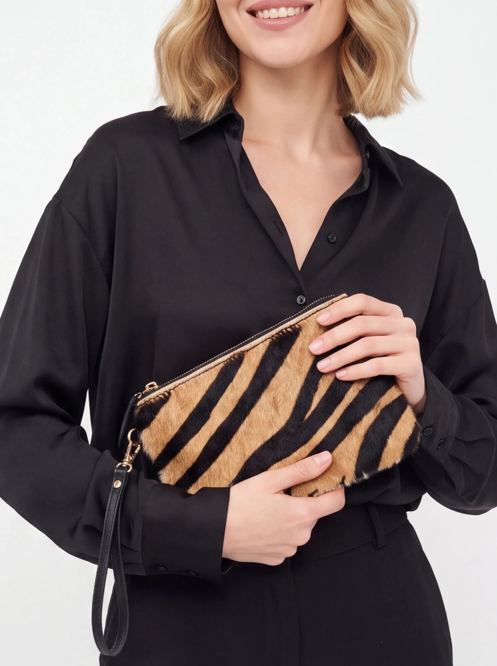 Cartera Wristlet de Pelo Estampado Cebra - La Flamencona Accesorios