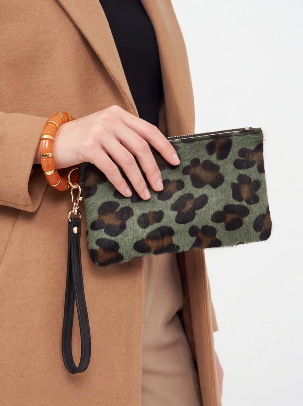 Cartera Wristlet de Pelo Leopardo Verde - La Flamencona Accesorios