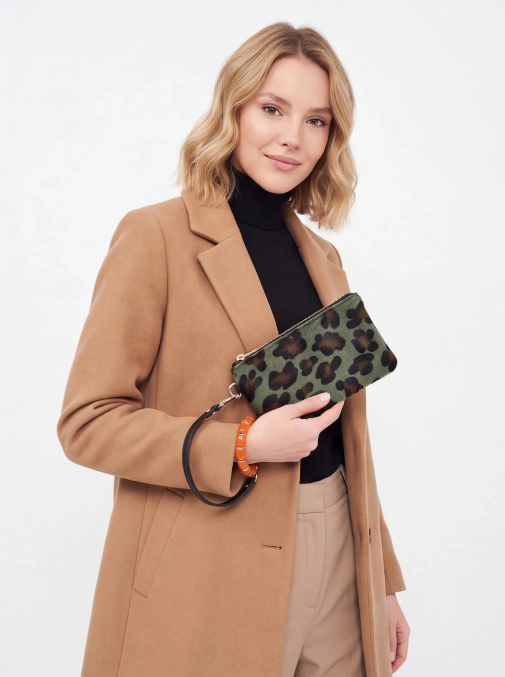 Cartera Wristlet de Pelo Leopardo Verde - La Flamencona Accesorios