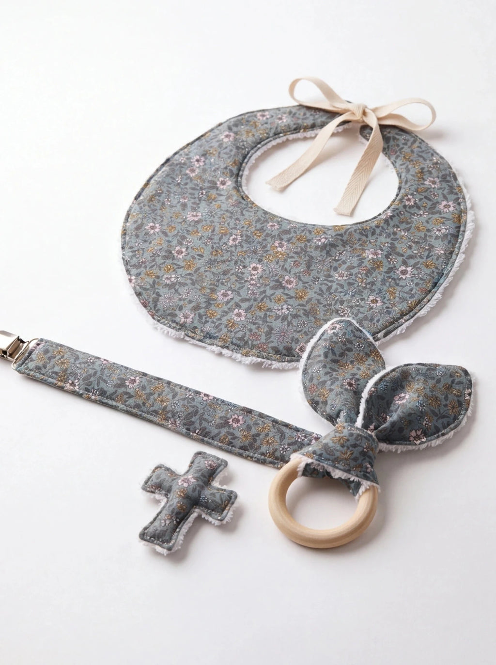 Pack babero chupetero cruz - La Flamencona Accesorios