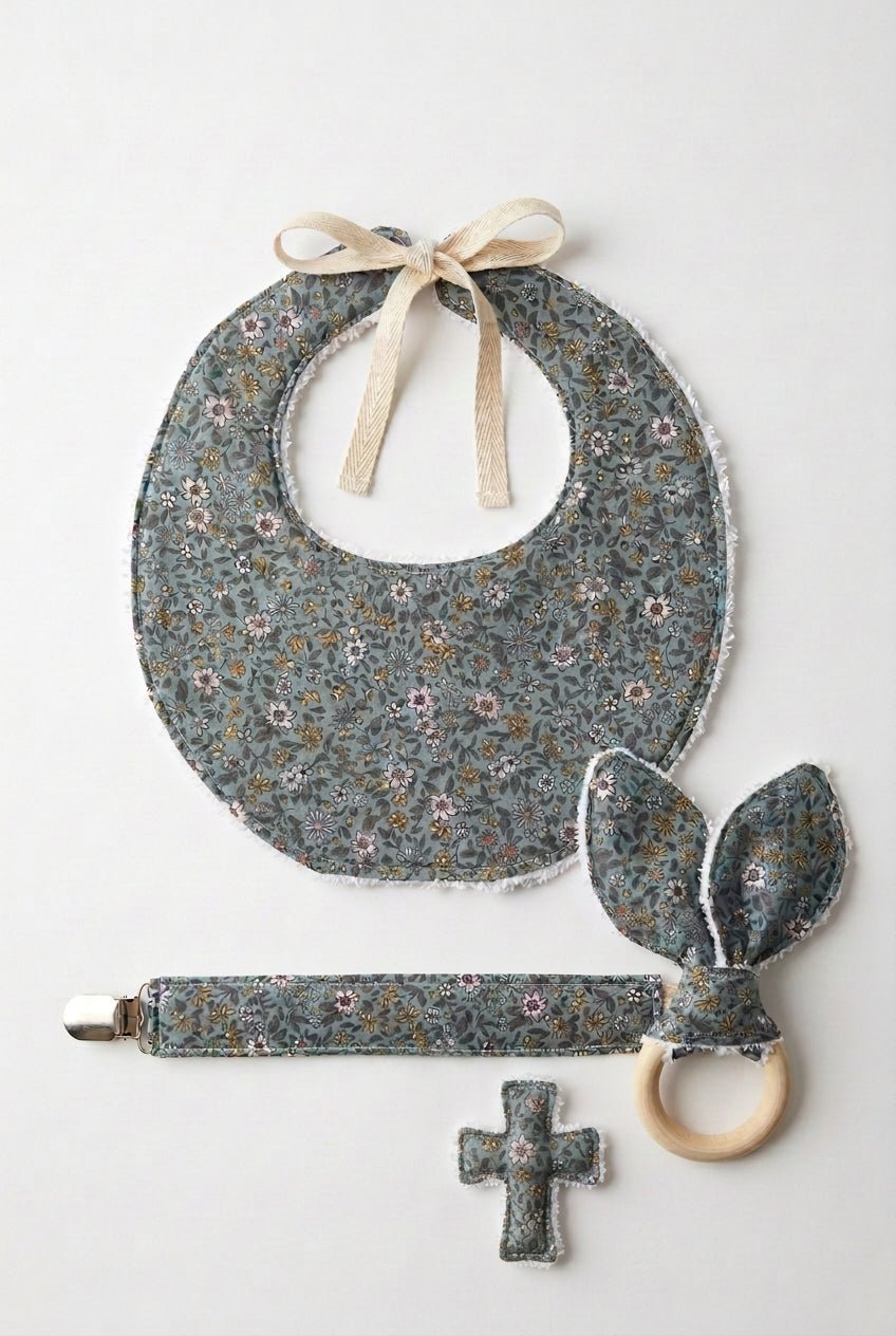 Pack babero chupetero cruz - La Flamencona Accesorios