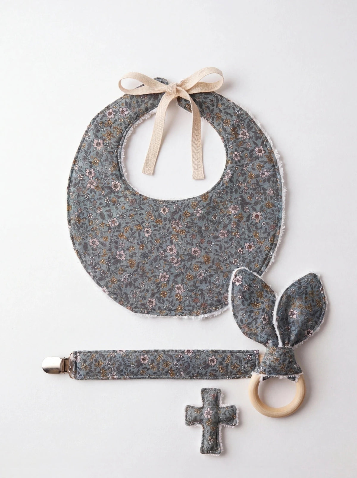 Pack babero chupetero cruz - La Flamencona Accesorios