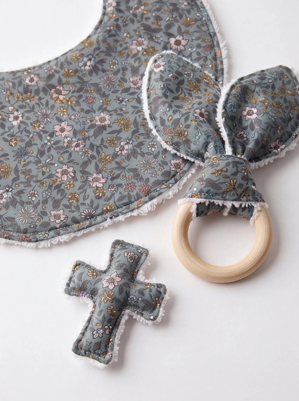 Pack babero chupetero cruz - La Flamencona Accesorios