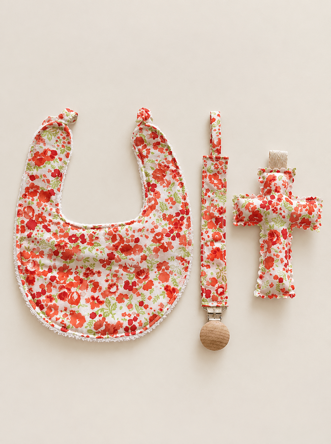 Pack Babero Chupetero y Cruz - Floral - La Flamencona Accesorios
